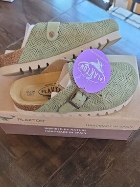 Plakton Size 5 Women's Sage Green Textured Slip-On Clogs NEW